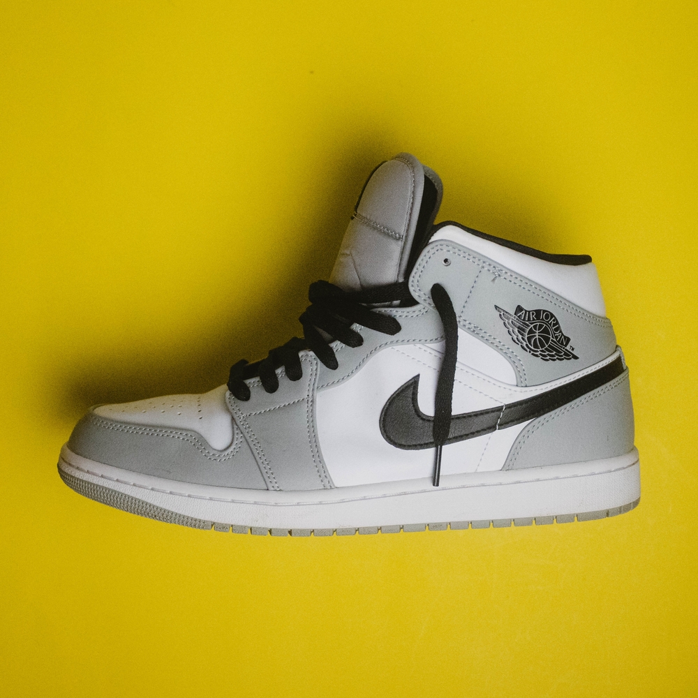 Jordan 1 Mid "Light Smoke Gray